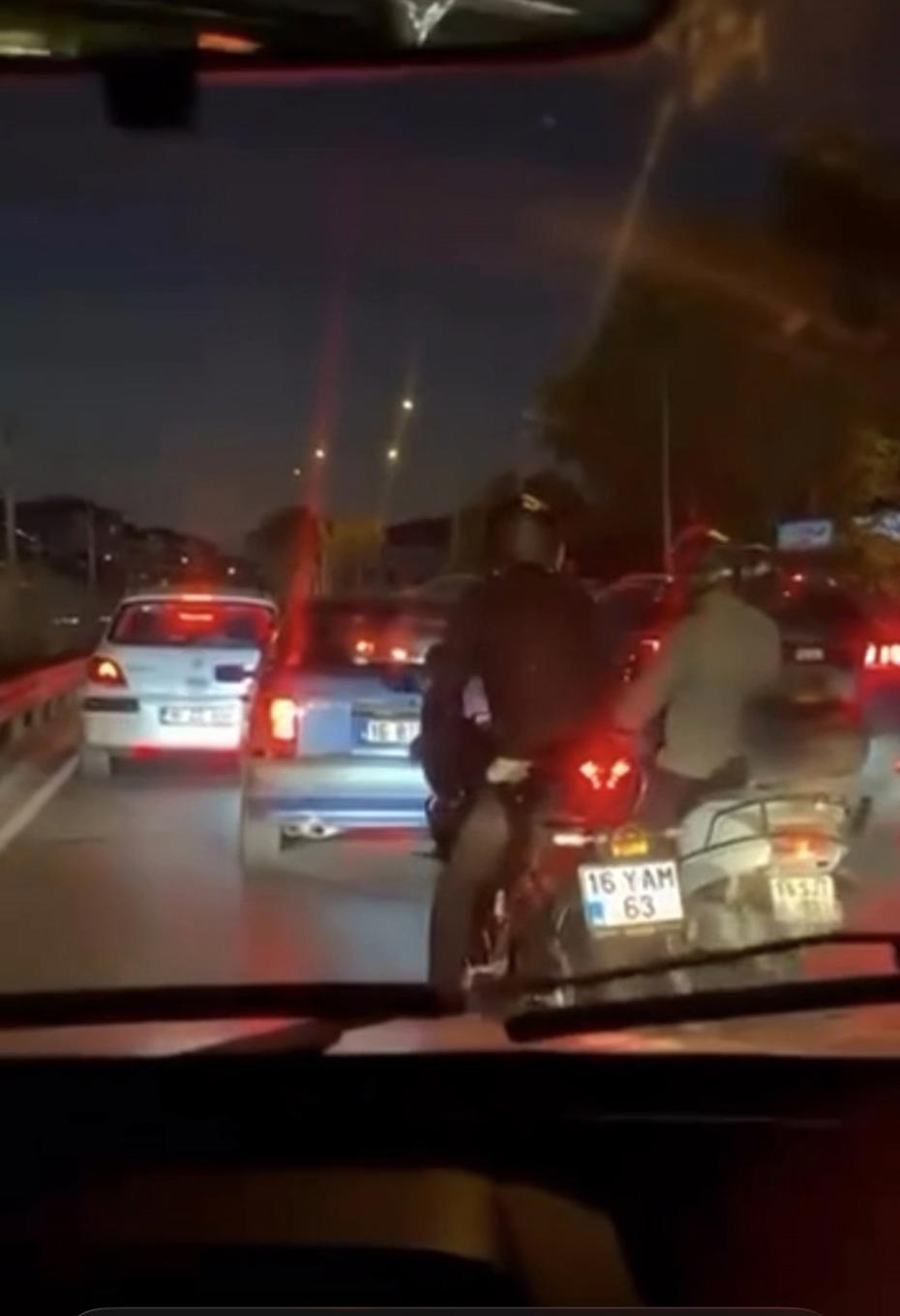 Yol Vermeyen Otomobil Sürücüsünün Etrafı Sarıldı