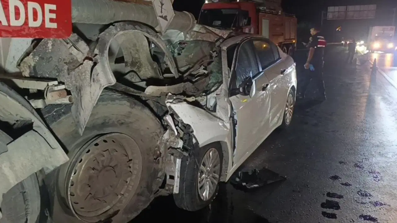 Manavgat'ta Trajik Kaza: Otomobil Akaryakıt Tankerine Çarptı ve 100 Metre Sürüklendi, Bir Kişi Hayatını Kaybetti