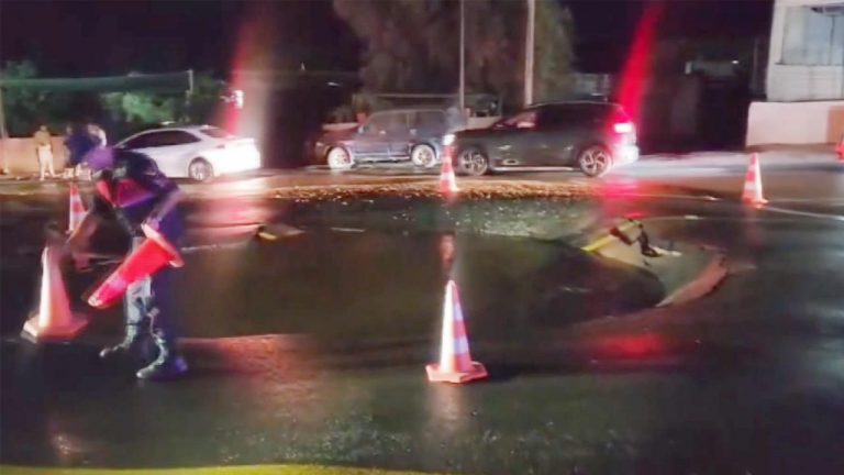 Bodrum’da içme suyu isale hattı patladı, yol çöktü