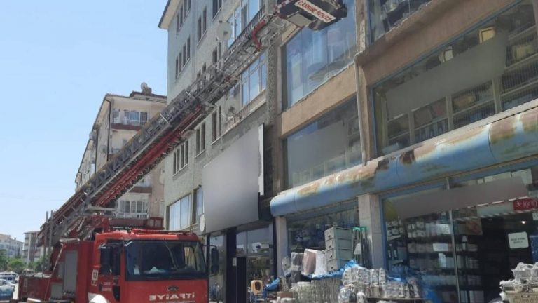 Çankırı’da ipe sıkışan serçe kurtarıldı