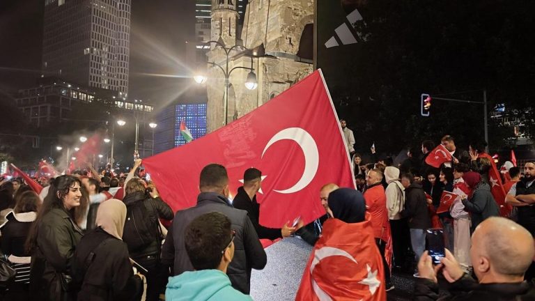 10 bin Türk Berlin’i coşturdu!  Alman polisi müdahale etti…