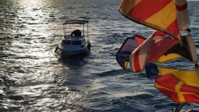 Ambarlı açıklarında sürüklenen tekne kurtarıldı