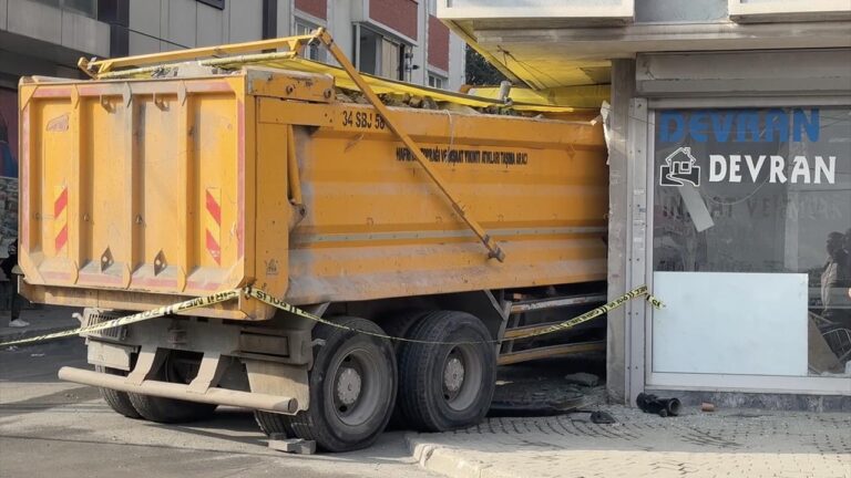 Frenleri arızalanan kamyon iş yerine girdi