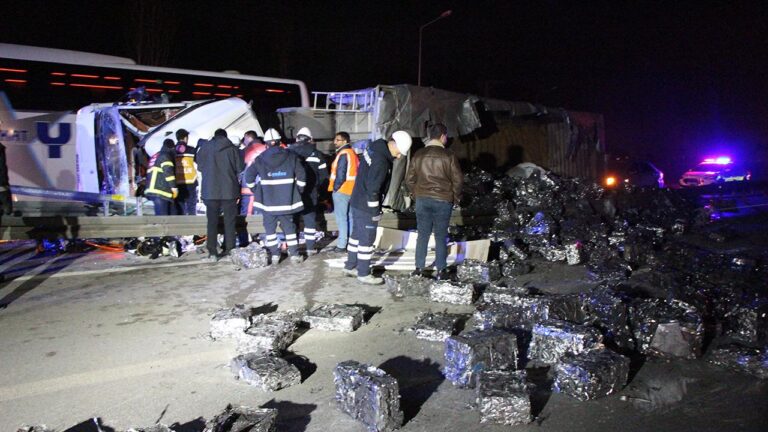 Amasya'da hurda yüklü kamyon devrildi