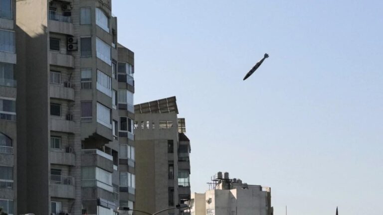 İsrail'in Baalbek'te bir eve düzenlediği soykırım saldırısında 5 kişilik bir aile yok oldu.