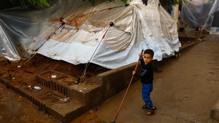Gazze'de son iki günde yerinden edilmiş kişilerin barındığı 1.540'tan fazla çadır sular altında kaldı.