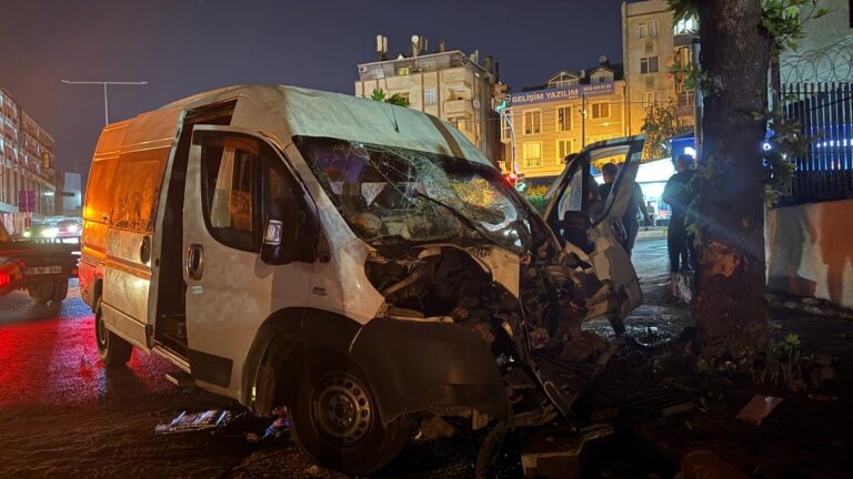 Araba İstanbul’da minibüsle çarpıştı