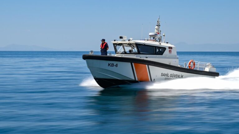 Mukla’da fiber tekne battı: 6 kişi kurtarıldı, 2 çocuk kayboldu